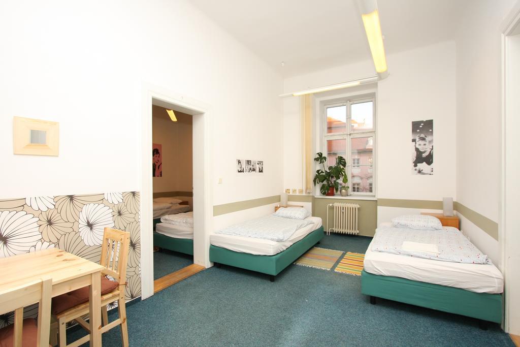 Charles Square Hostel Prag Exteriör bild