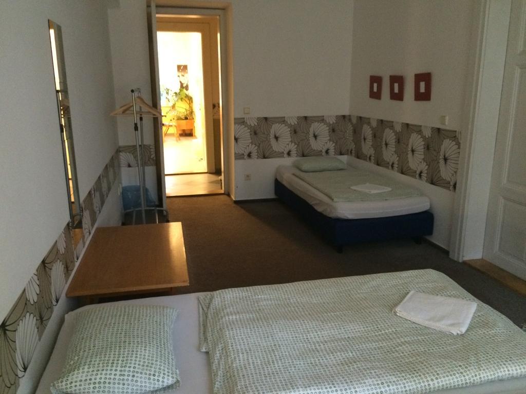 Charles Square Hostel Prag Exteriör bild