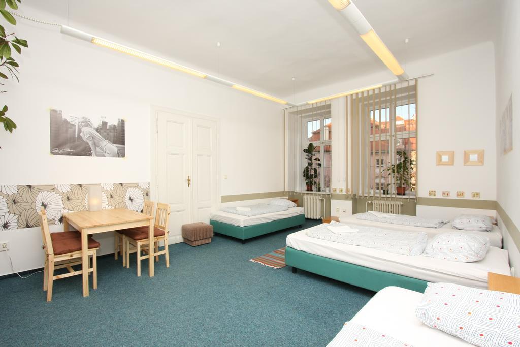 Charles Square Hostel Prag Rum bild