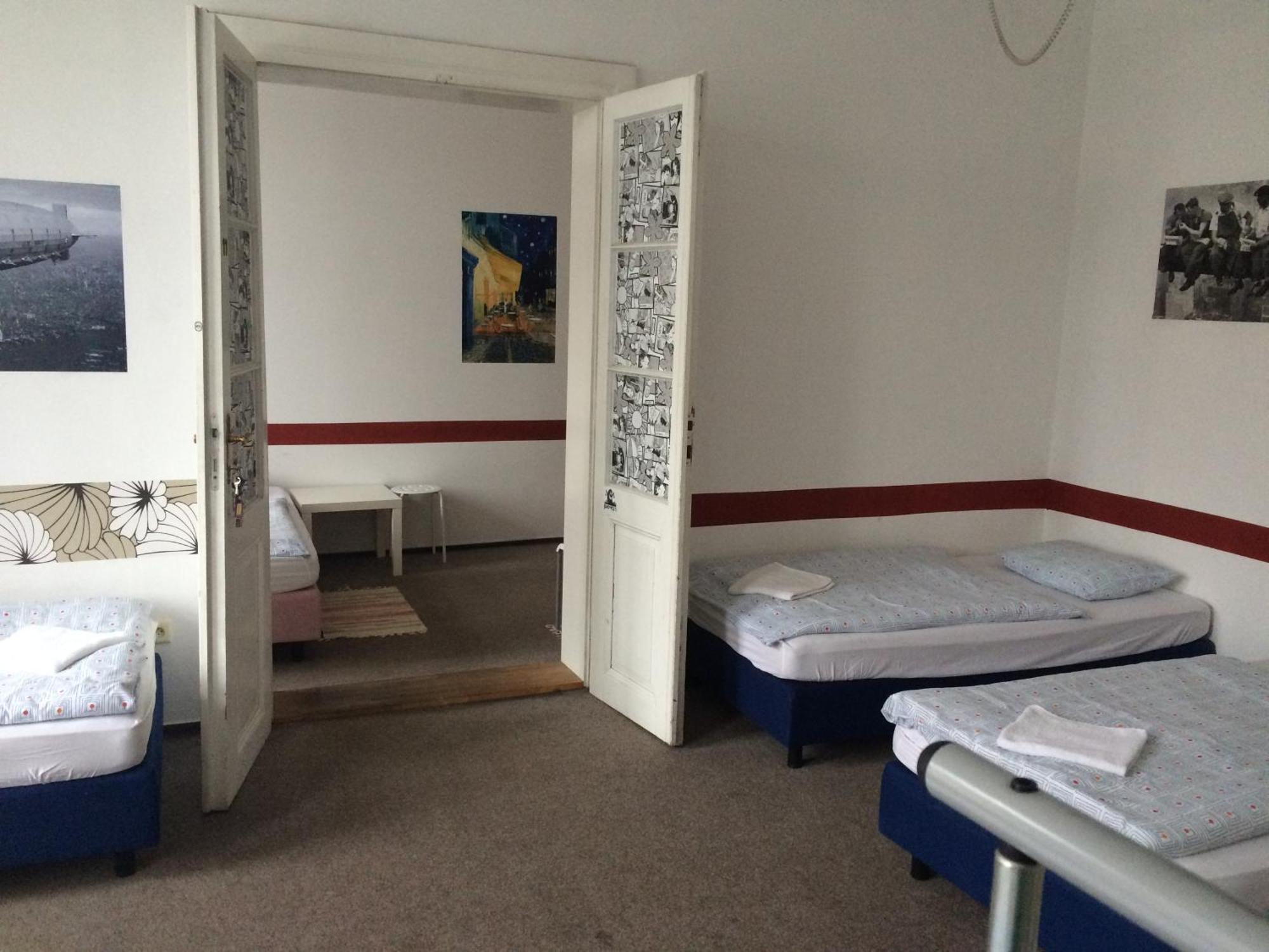 Charles Square Hostel Prag Rum bild