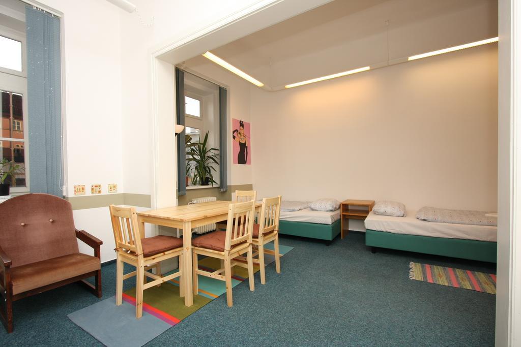 Charles Square Hostel Prag Rum bild