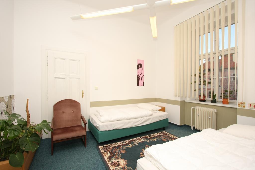 Charles Square Hostel Prag Rum bild