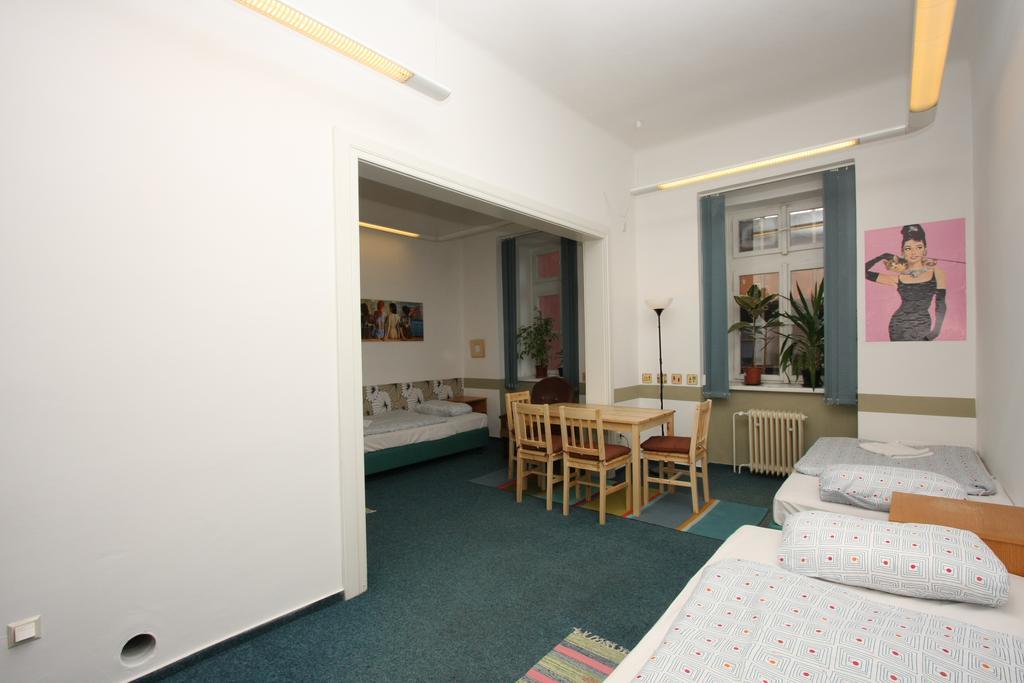 Charles Square Hostel Prag Rum bild